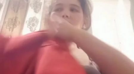 Молодая сисястая узбечка выйдя из душа одевается перед камерой телефона показывая свои большие сиськи и волосатую письку