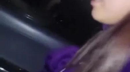 Узбечка показывает дырочки в машине