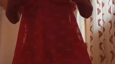 Узбечка скрывая лицо маской снимает на телефон как быстро трахает себя пальцами в письку пока не достигнет оргазма